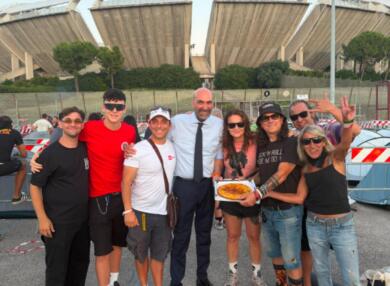 Vasco a Bari, il sindaco Leccese distribuisce il calzone di cipolla ai fan in coda al San Nicola