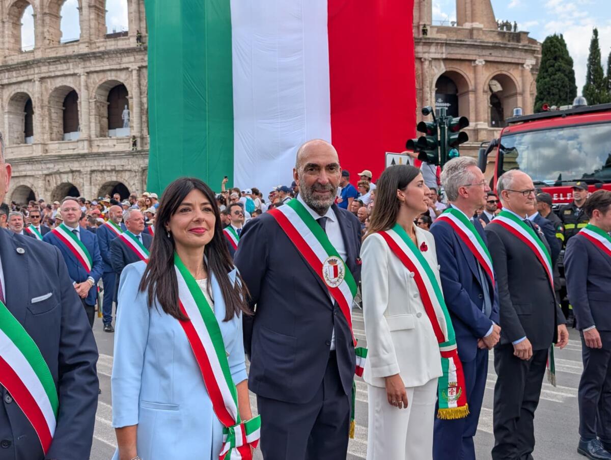 Festa della Repubblica, 280 sindaci aprono la parata a Roma. Leccese: «Bari fu la capitale del possibile» Festa della Repubblica, 280 sindaci aprono la parata a Roma. Leccese: «Bari fu la capitale del possibile»