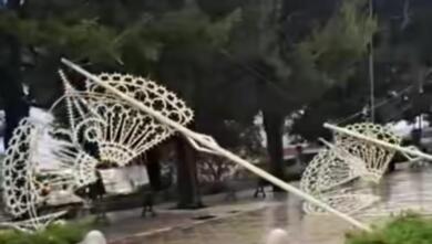 Maltempo nel Barese, violento nubifragio a Conversano: crollano le luminarie in centro – VIDEO