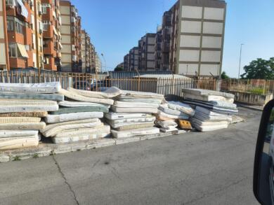 San Paolo, 40 materassi abbandonati in strada. Leccese: «L’inciviltà di pochi costa 1.300 euro a tutti i baresi»