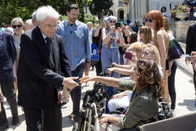 Mattarella celebra il 2 giugno: «La Costituzione vive in chi serve il Paese»