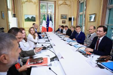 Ad Antibes si rinsalda l’asse tra Macron e Meloni: «Partner naturali e indispensabili»