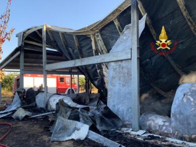 Incendio nella notte a Montalbano Jonico: fiamme distruggono capannone in zona Andriace