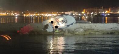 Taranto, motoscafo si schianta contro la diga foranea del porto: paura per una famiglia