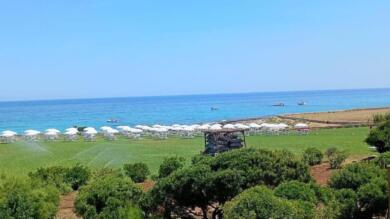 Costa Ripagnola, tra i “pagghjari” spuntano ombrelloni e beach-resort: uno dei trulli diventa un bar