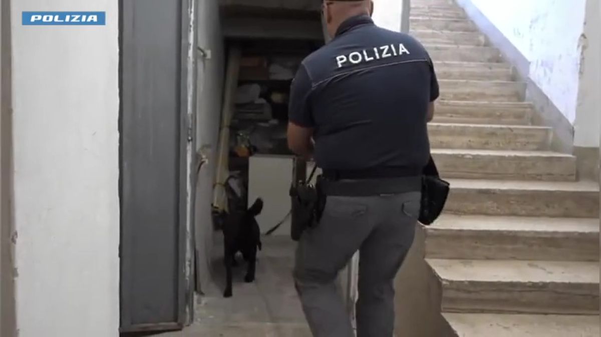 Droga ed estorsioni, blitz ad Andria: 40 arresti, lo spaccio gestito dai domiciliari – VIDEO