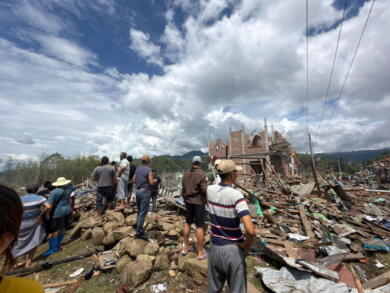 Esplosione in Myanmar: si sbriciola un palazzo. Oltre 50 morti: «Sembrava la fine del mondo»