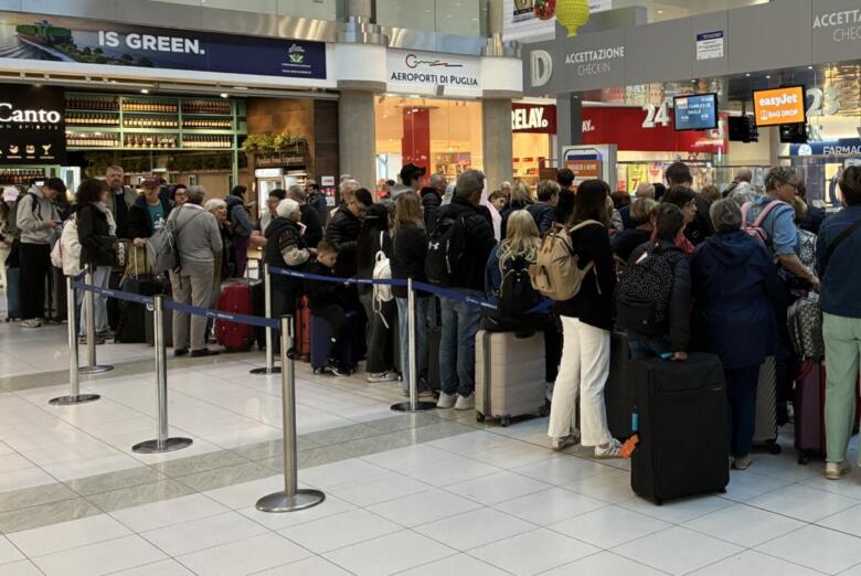 passeggeri aeroporto bari