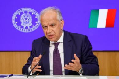 Immigrazione e asilo, “sì” del Cdm al nuovo decreto legge: Piantedosi esulta