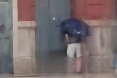 Bari, ripreso mentre fa pipì sui muri del teatro Petruzzelli: le immagini subito virali – VIDEO