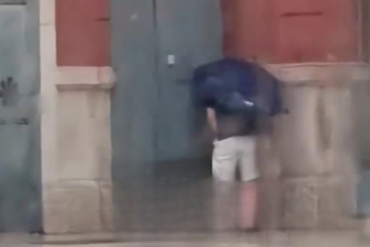 Galleria foto 'Bari, ripreso mentre fa pipì sui muri del teatro Petruzzelli: le immagini subito virali – VIDEO' - foto 1