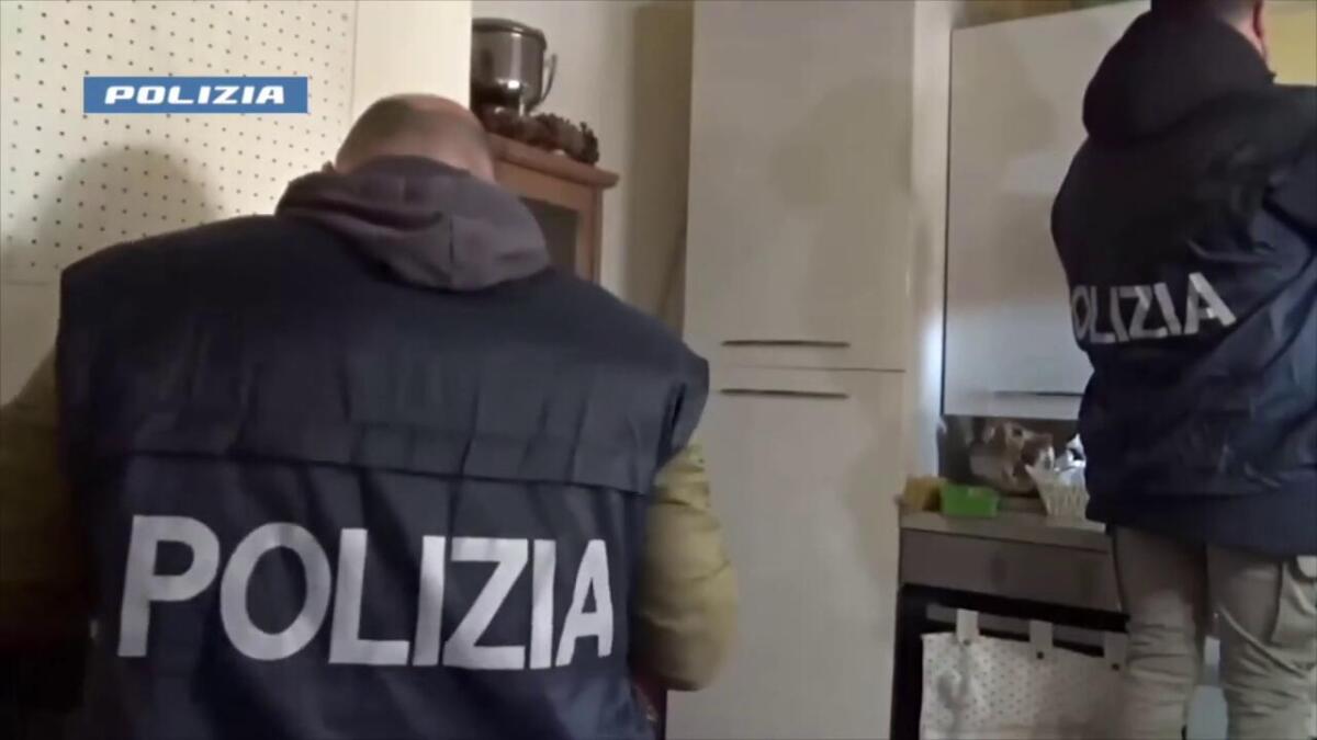 Furti e truffe agli anziani, maxi-blitz in 26 città: 70 arresti e 260 denunce Furti e truffe agli anziani, maxi-blitz in 26 città: 70 arresti e 260 denunce