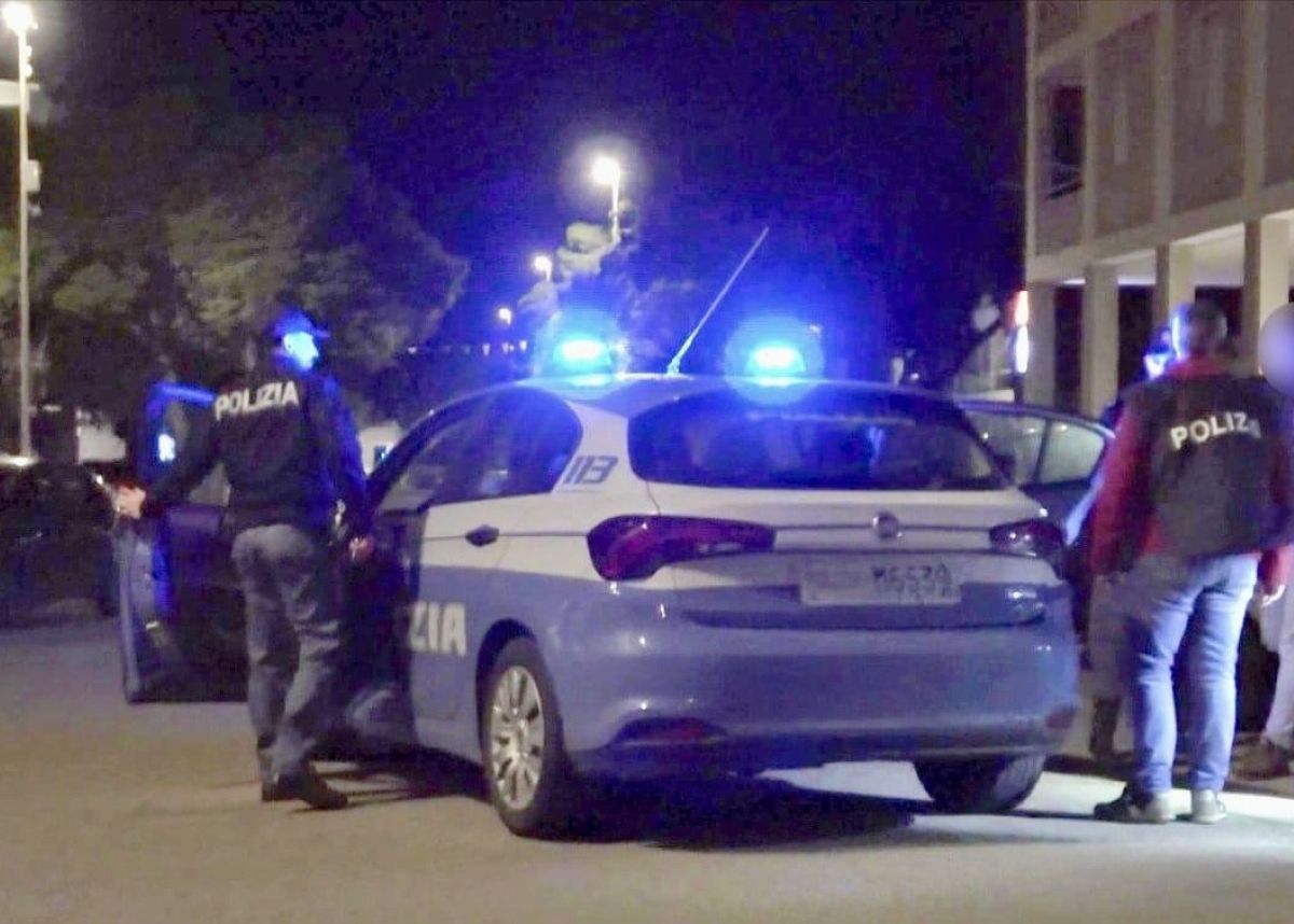 Minaccia la madre e i poliziotti, poi tenta di fuggire sui tetti: arrestato un 31enne a Lecce Minaccia la madre e i poliziotti, poi tenta di fuggire sui tetti: arrestato un 31enne a Lecce
