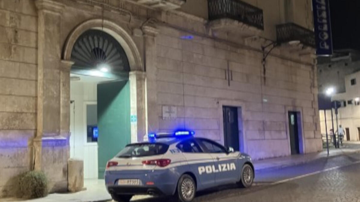 Ostuni, speronano la Volante e fuggono su un’auto rubata: due arresti dopo un inseguimento Ostuni, speronano la Volante e fuggono su un’auto rubata: due arresti dopo un inseguimento