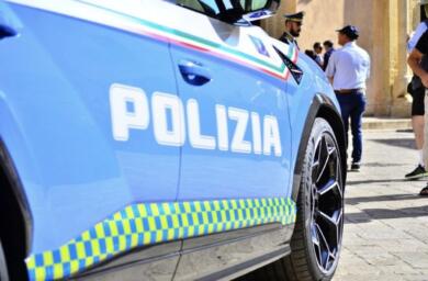 Lecce, con patente falsa guida un’auto senza assicurazione: all’interno c’erano arnesi da scasso
