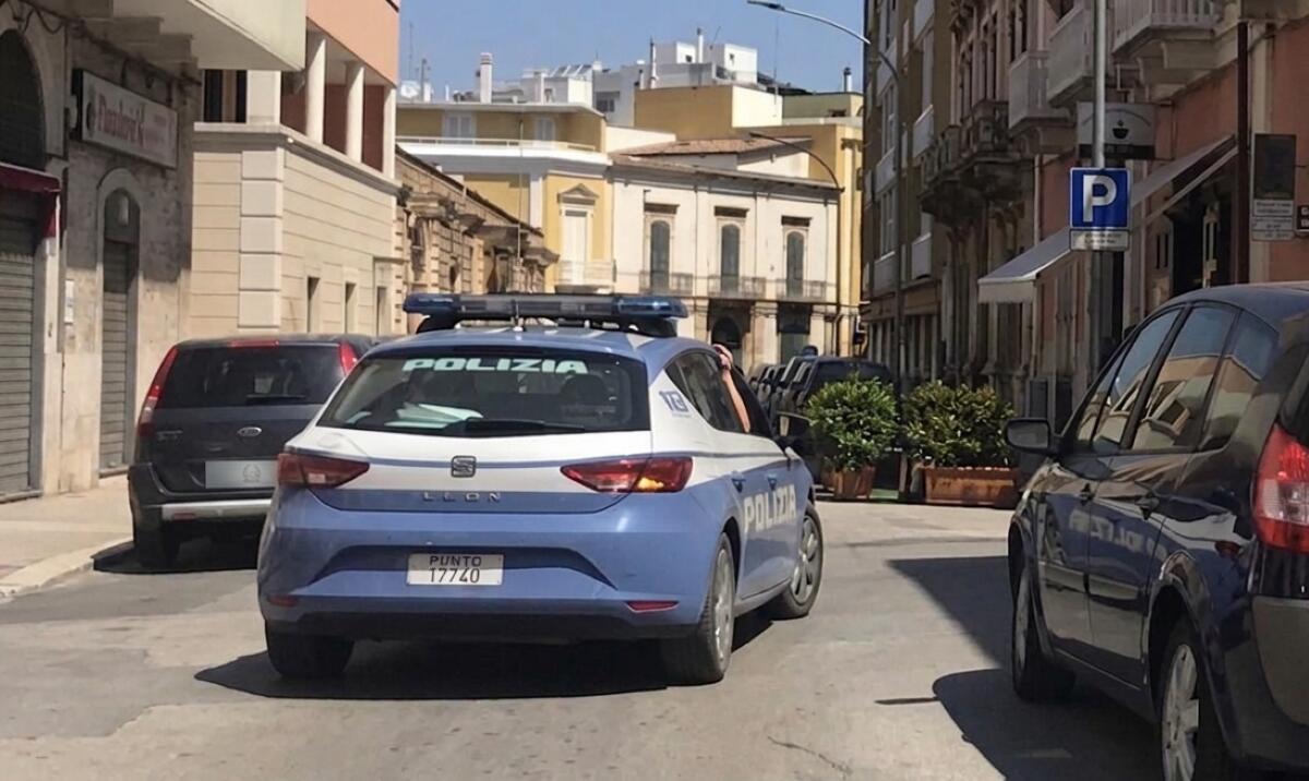 Bitonto, è in prova ai servizi sociali ma appicca il fuoco al portone di un condominio: arrestato 45enne Bitonto, è in prova ai servizi sociali ma appicca il fuoco al portone di un condominio: arrestato 45enne