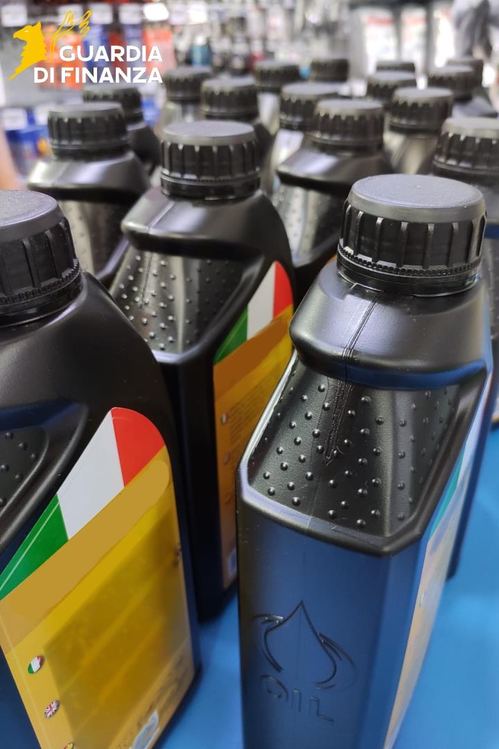 Controlli a tappeto nel Tarantino, sequestrati 240mila prodotti contraffatti e pericolosi – FOTO Controlli a tappeto nel Tarantino, sequestrati 240mila prodotti contraffatti e pericolosi – FOTO