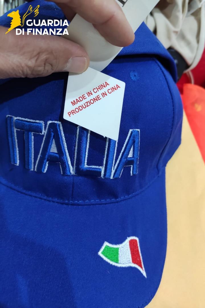 Controlli a tappeto nel Tarantino, sequestrati 240mila prodotti contraffatti e pericolosi – FOTO Controlli a tappeto nel Tarantino, sequestrati 240mila prodotti contraffatti e pericolosi – FOTO