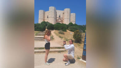 Amore a Castel del Monte, turista olandese sceglie il maniero di Federico II per la proposta di matrimonio