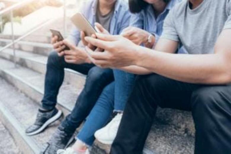 ragazzi con smartphone