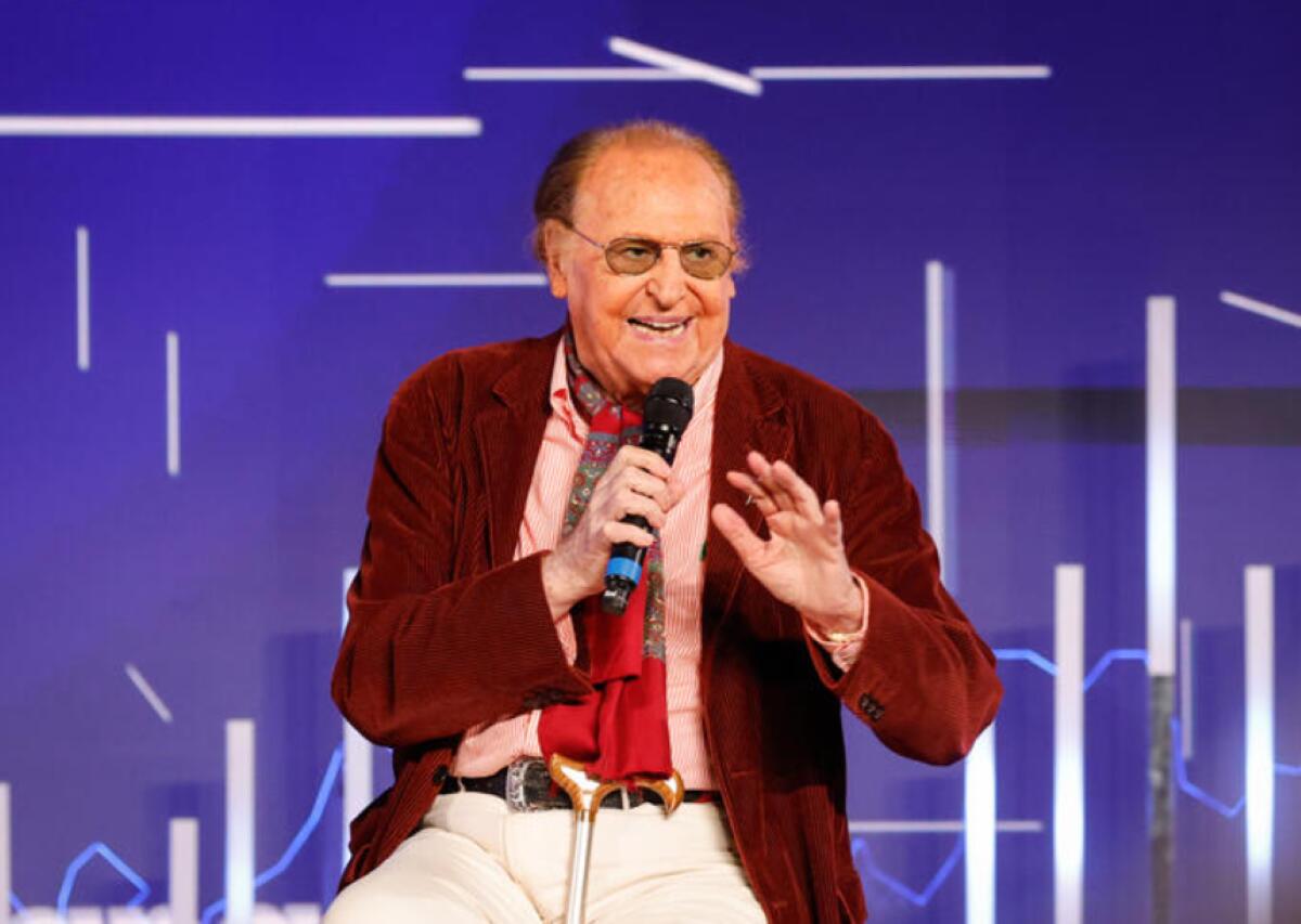 Renzo Arbore compie 89 anni: l’omaggio della Rai al maestro della TV Renzo Arbore compie 89 anni: l’omaggio della Rai al maestro della TV