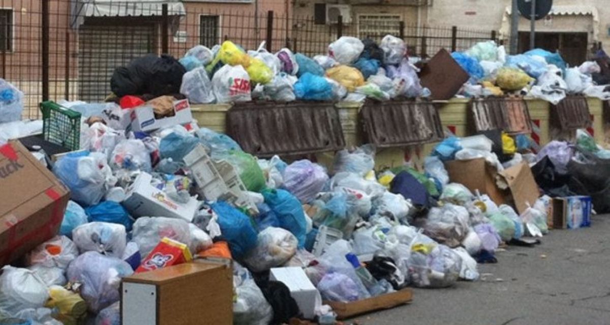 Rifiuti abbandonati per strada a Foggia, a processo gli ex vertici di Ager e Amiu Puglia Rifiuti abbandonati per strada a Foggia, a processo gli ex vertici di Ager e Amiu Puglia