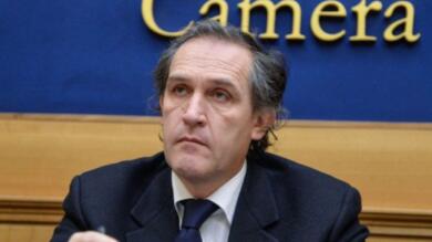 Il senatore Menia (Fratelli d’Italia) rimprovera una coppia gay: scoppia la bufera