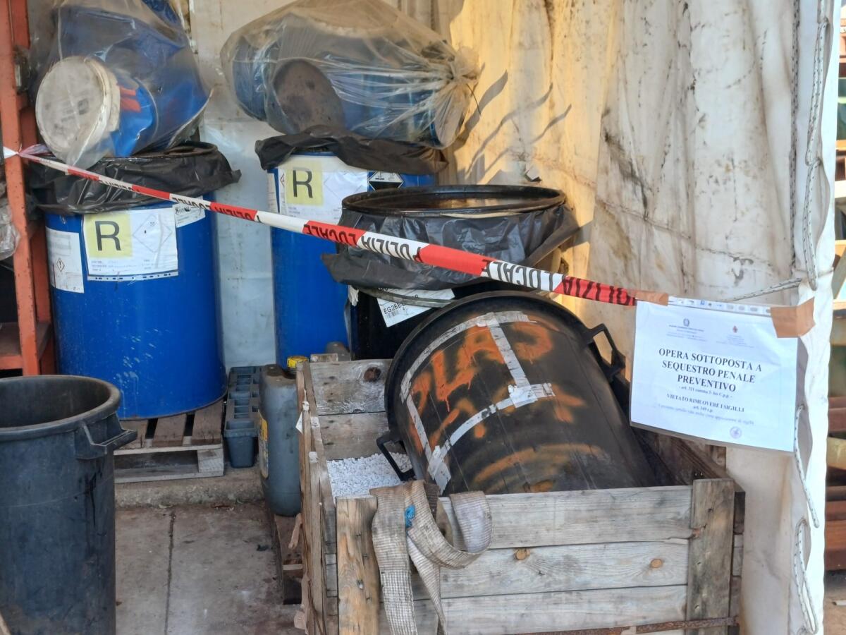 Monopoli, rifiuti pericolosi e scarichi illeciti: sequestrata un’azienda, denunciato il titolare Monopoli, rifiuti pericolosi e scarichi illeciti: sequestrata un’azienda, denunciato il titolare