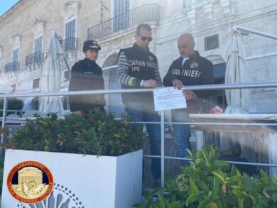Trani, sigilli a pedane e dehors abusivi dei ristoranti sul porto: «Rovinano il panorama»
