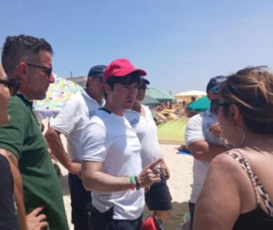 Porto Cesareo, il neosindaco Schito in spiaggia con il megafono: «Non maltrattiamo la nostra terra» – VIDEO