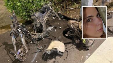 Scontro auto-scooter, muore una 23enne: un ragazzo diffonde il video sui social