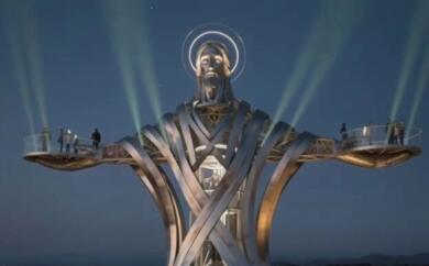 Un territorio nelle mani di un Cristo di metallo e panoramico