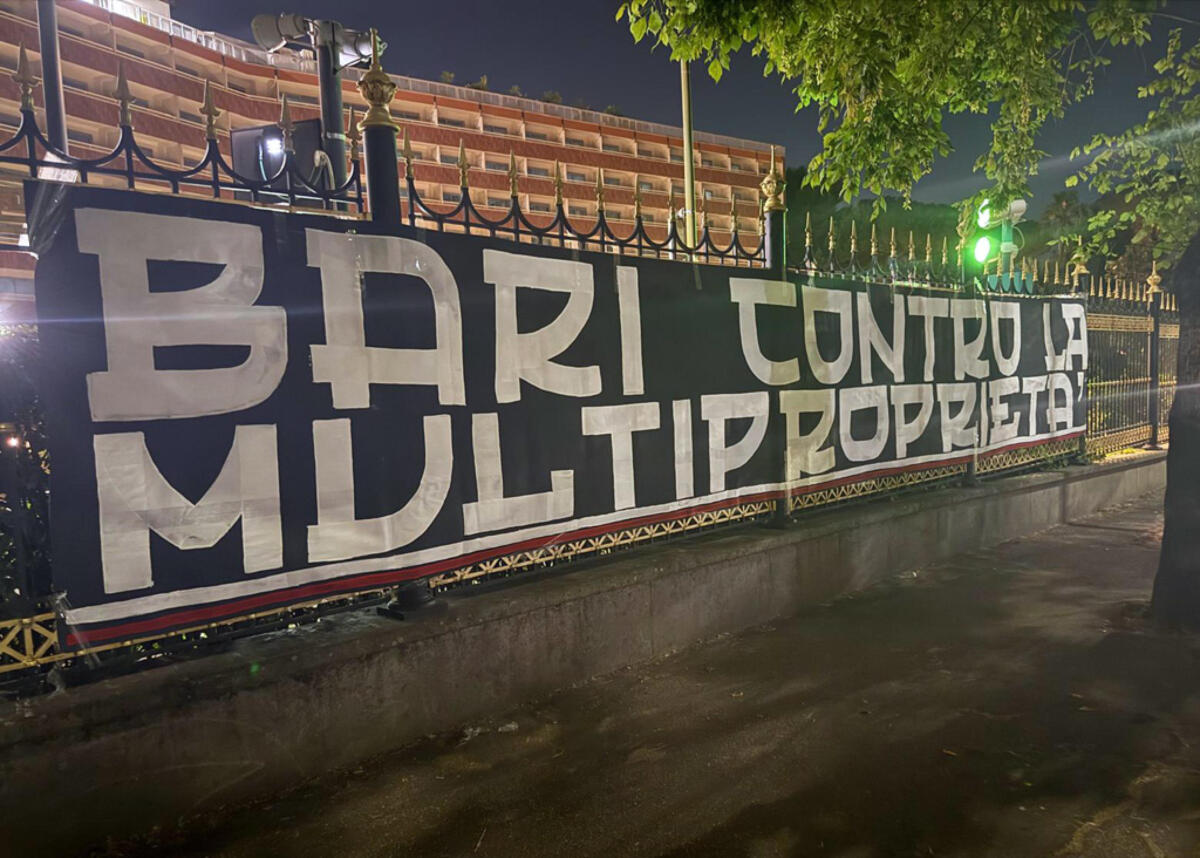 Elezione del presidente della Figc, a Roma striscioni degli ultras: «Bari contro la multiproprietà» Elezione del presidente della Figc, a Roma striscioni degli ultras: «Bari contro la multiproprietà»
