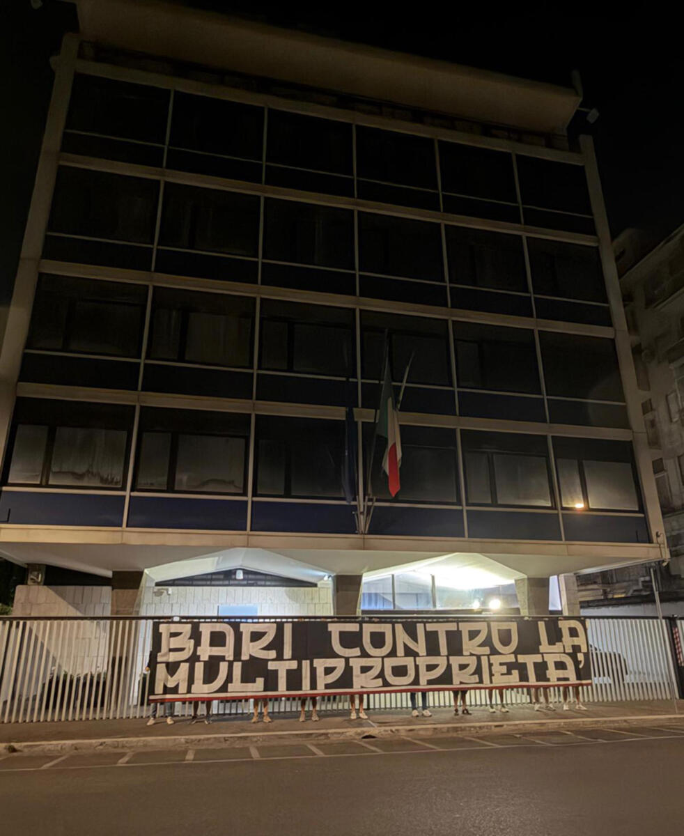 Elezione del presidente della Figc, a Roma striscioni degli ultras: «Bari contro la multiproprietà» Elezione del presidente della Figc, a Roma striscioni degli ultras: «Bari contro la multiproprietà»
