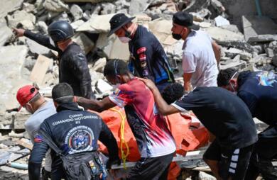 Terremoto in Venezuela, gli italiani scavano in mezzo alle macerie: «È un’apocalisse»