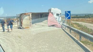 Tir si ribalta sulla strada statale 106 nel Tarantino, traffico bloccato in entrambe le direzioni
