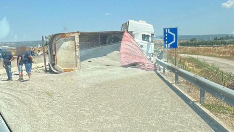 tir ribaltato