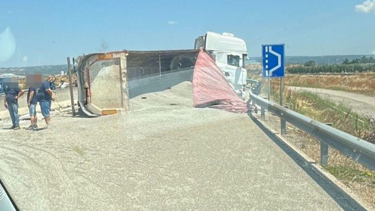 Tir si ribalta sulla strada statale 106 nel Tarantino, traffico bloccato in entrambe le direzioni Tir si ribalta sulla strada statale 106 nel Tarantino, traffico bloccato in entrambe le direzioni