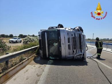 Tir carico di angurie si ribalta sulla statale 379 nel Brindisino, strada chiusa al traffico