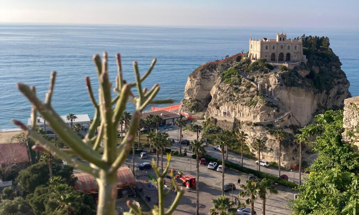 Fuori porta – Tropea: il borgo sospeso tra mare, storia e cipolla rossa Fuori porta – Tropea: il borgo sospeso tra mare, storia e cipolla rossa