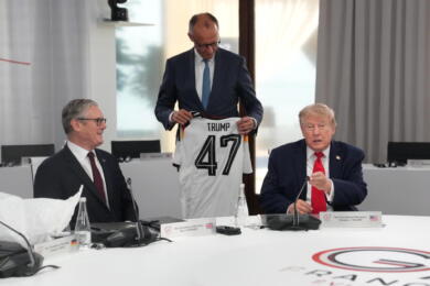 G7, Merz dona a Trump la maglia della nazionale tedesca per il suo compleanno
