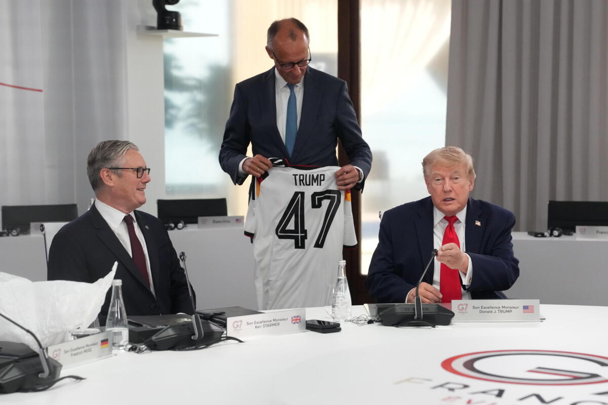 G7, Merz dona a Trump la maglia della nazionale tedesca per il suo compleanno G7, Merz dona a Trump la maglia della nazionale tedesca per il suo compleanno