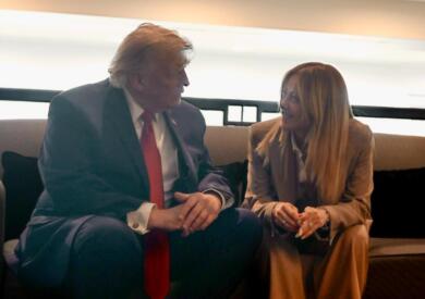 Scintille Trump-Meloni. Il tycoon: «Mi ha implorato di fare una foto». La premier: «Allibita» – VIDEO