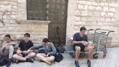 Bari Vecchia, multe ai locali con dehors abusivi. I commercianti: «Turisti costretti a mangiare per terra»