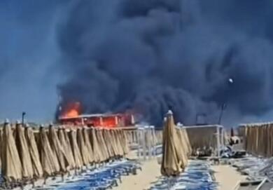 Inferno di fuoco sul litorale di Ugento: fiamme nel Parco Naturale, evacuati resort e campeggi