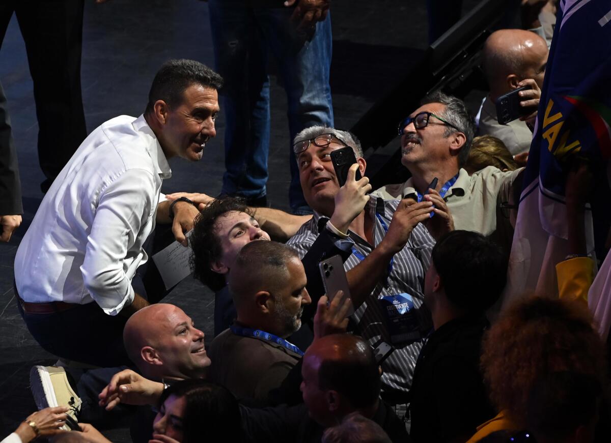 Meloni punge Vannacci: «Si è chiamato fuori lui». La replica: «Se vuole può chiamarmi» Meloni punge Vannacci: «Si è chiamato fuori lui». La replica: «Se vuole può chiamarmi»