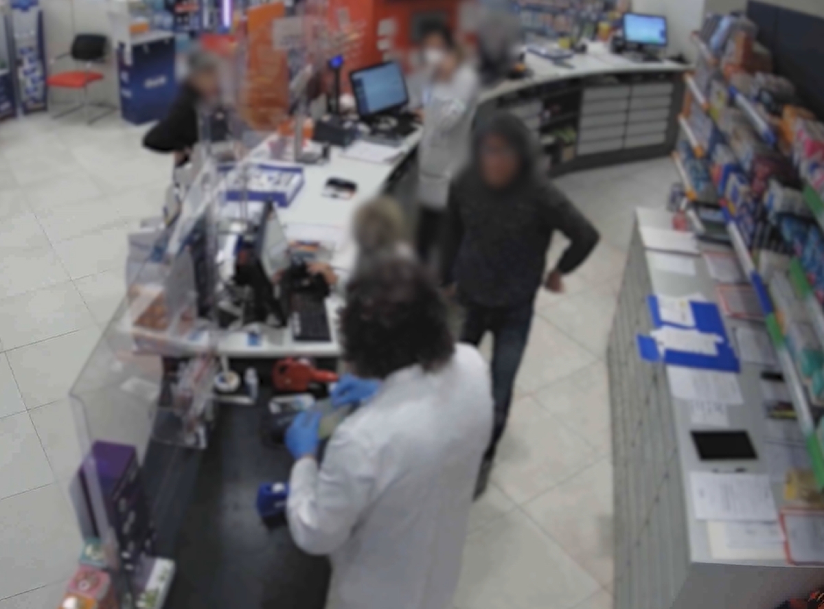 Galleria foto 'Novate Milanese, assalto da film al «Metropoli»: spari a salve e panico tra la folla' - foto 1