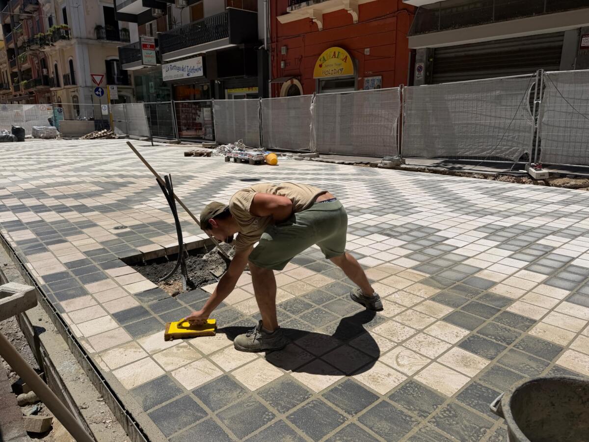 Bari, via Manzoni si rifà il look: i volontari ripiantano il verde rubato e il cantiere va avanti
