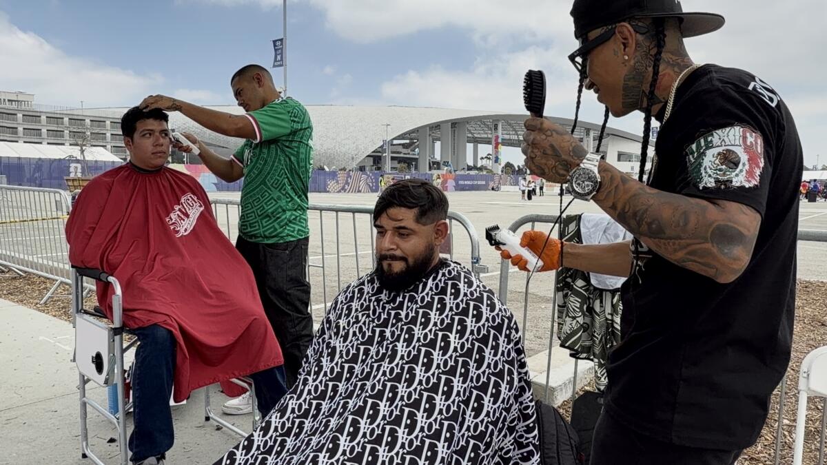 >ANSA-BOX/Mondiali: barbieri regalano tagli di capelli e sorrisi in stadio Los Angeles