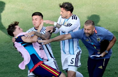 Mondiali: pugni, manate e Paredes espulso, Spagna-Argentina in finale é rissa